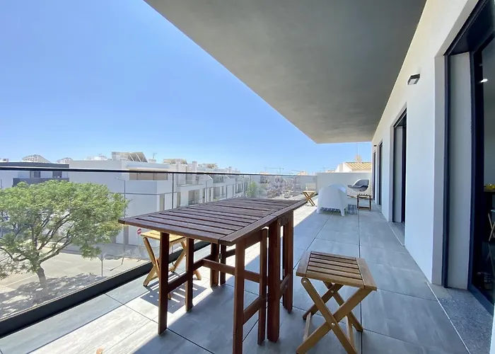 Grand Balcony With Pool By Homing Apartamento Tavira