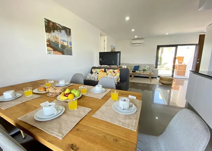 Grand Balcony With Pool By Homing Apartamento *