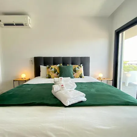 Grand Balcony With Pool By Homing شقة *