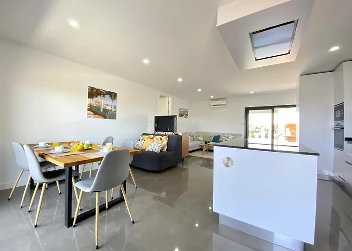 Grand Balcony With Pool By Homing Apartment