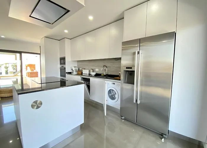 Grand Balcony With Pool By Homing Appartement